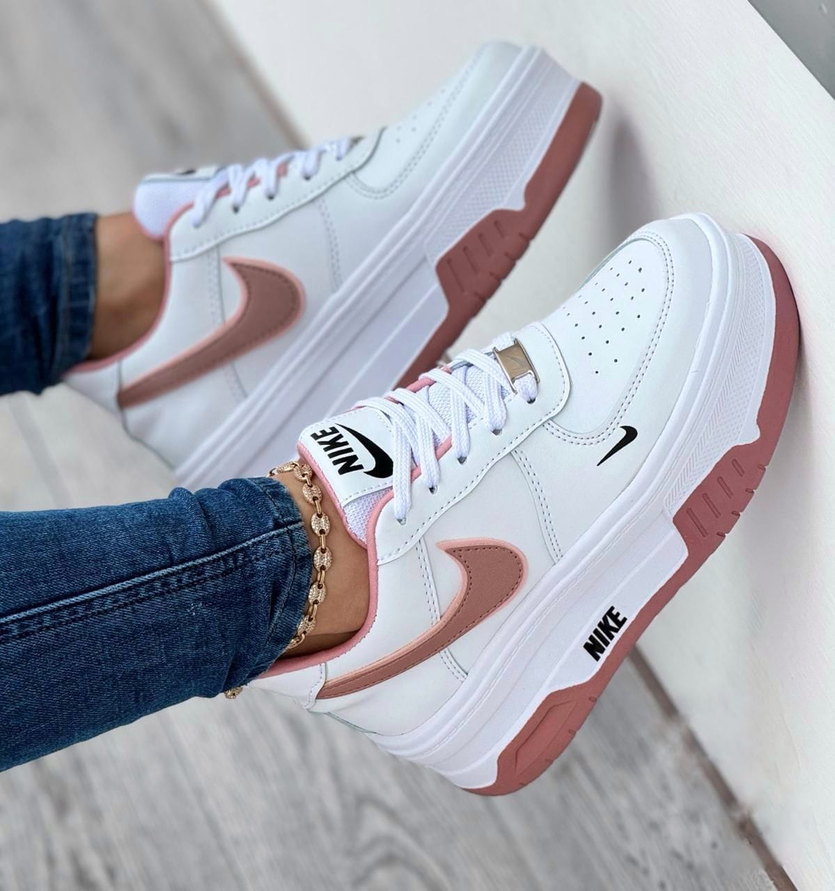 Tenis Nike Doble Suela Femenino - Plataforma con Diseño Moderno y Suela Ultraliviana