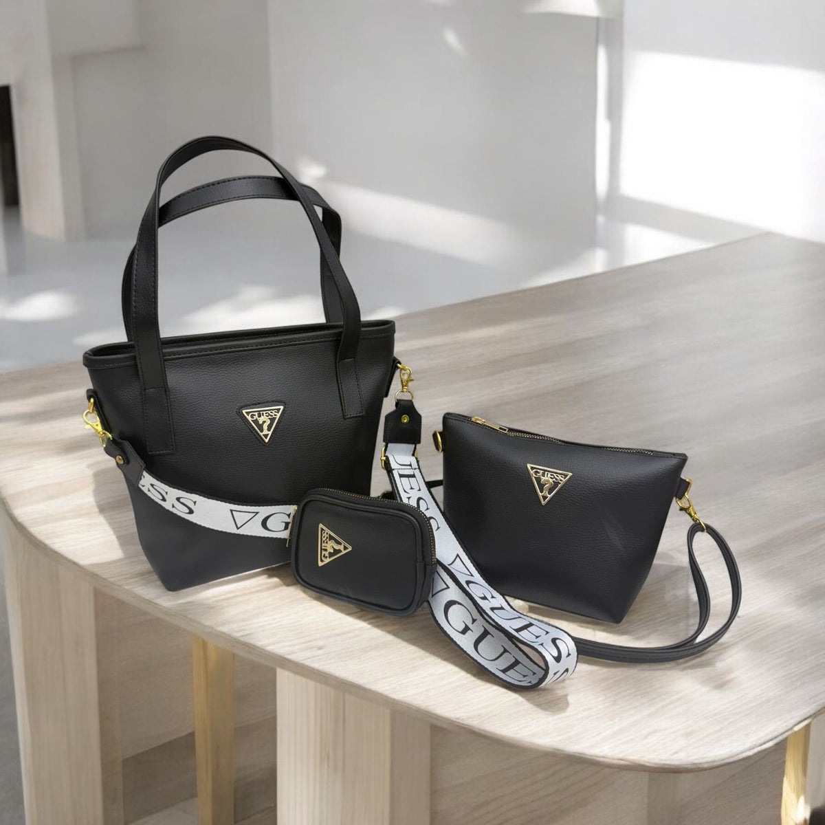 Trío Guess Femenino - Bolso de Mano, Carriel y Monedero en Sintético Premium