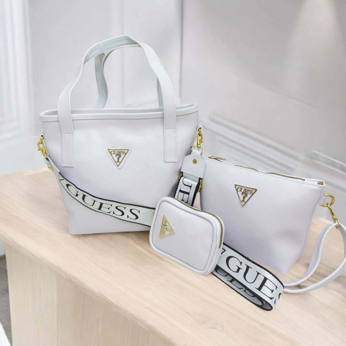 Trío Guess Femenino - Bolso de Mano, Carriel y Monedero en Sintético Premium