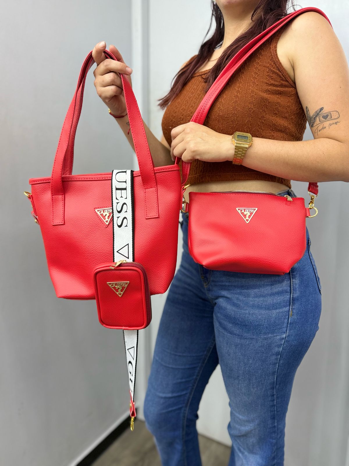 Trío Guess Femenino - Bolso de Mano, Carriel y Monedero en Sintético Premium