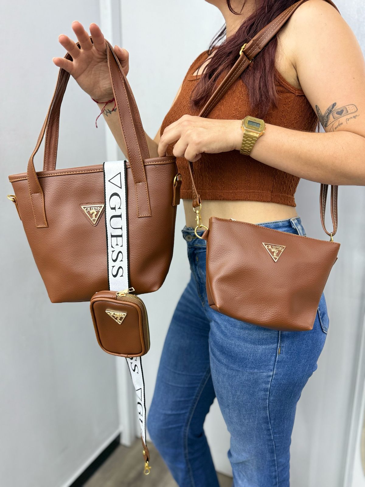 Trío Guess Femenino - Bolso de Mano, Carriel y Monedero en Sintético Premium