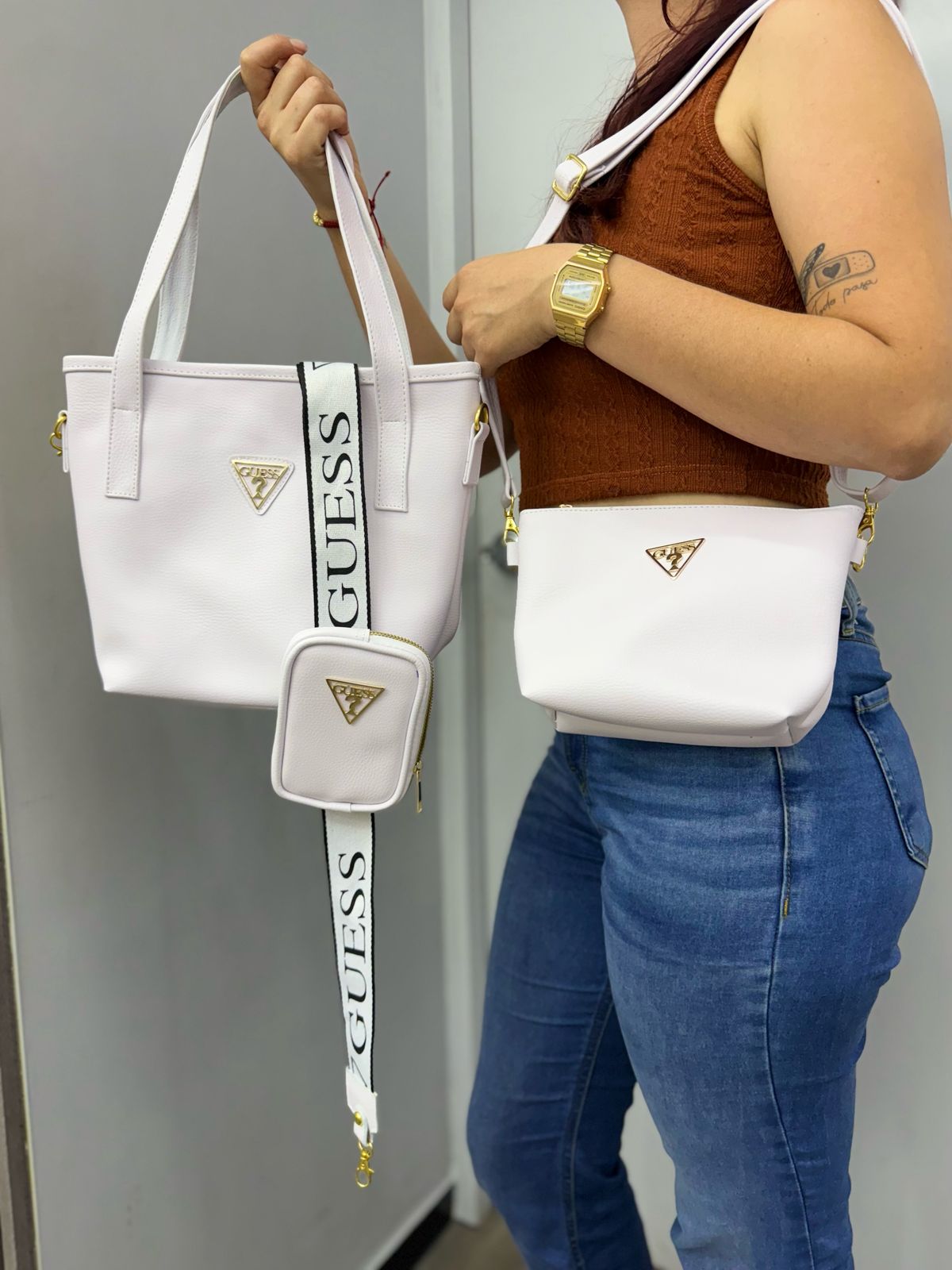 Trío Guess Femenino - Bolso de Mano, Carriel y Monedero en Sintético Premium