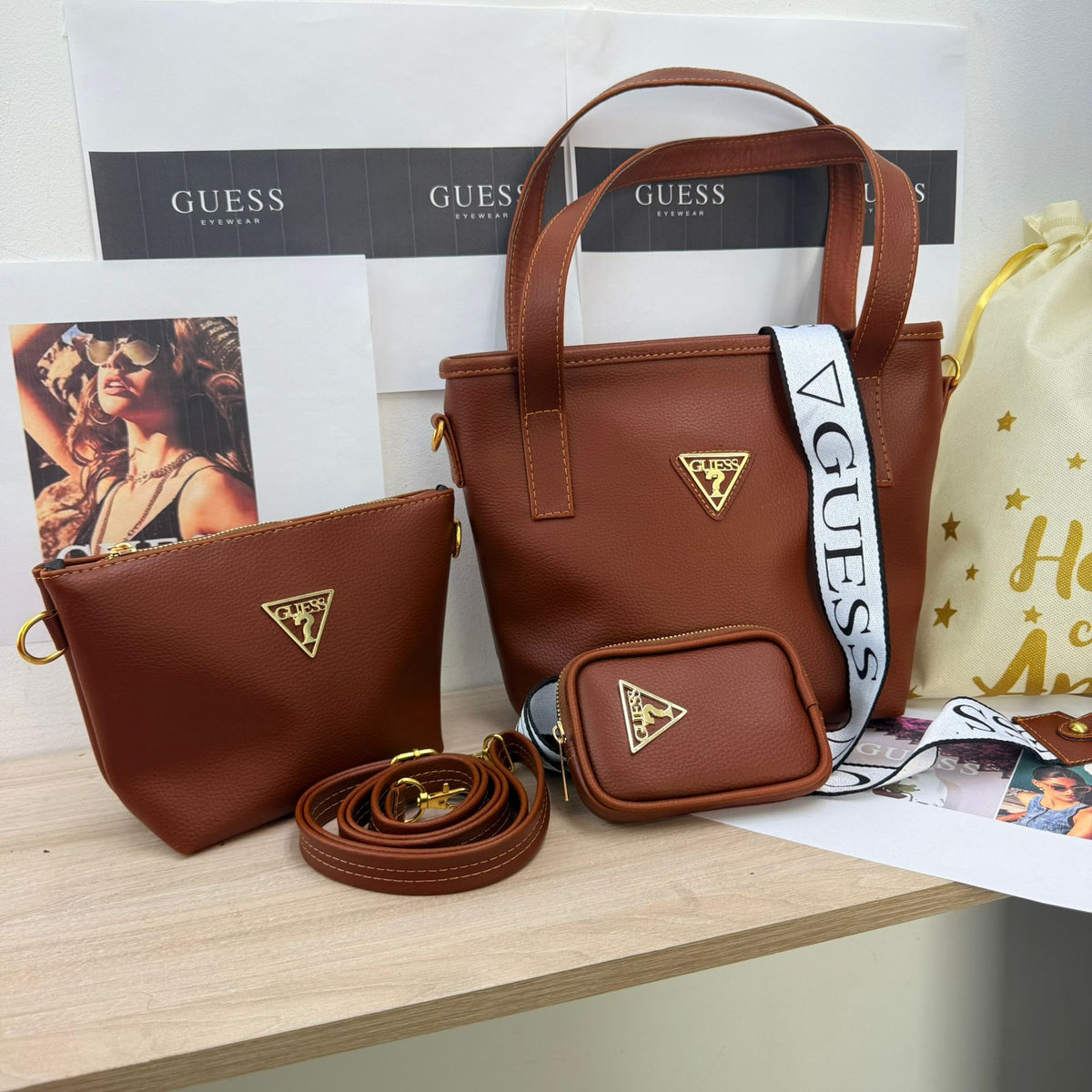 Trío Guess Femenino - Bolso de Mano, Carriel y Monedero en Sintético Premium