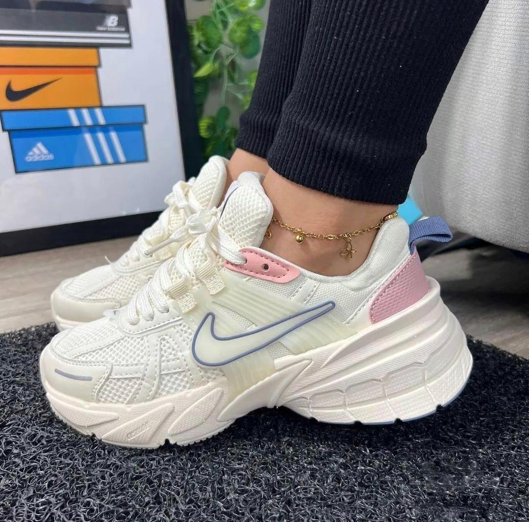 Tenis Nike V2K Femenino - Running con Diseño Retro-Futurista y Suela Antideslizante