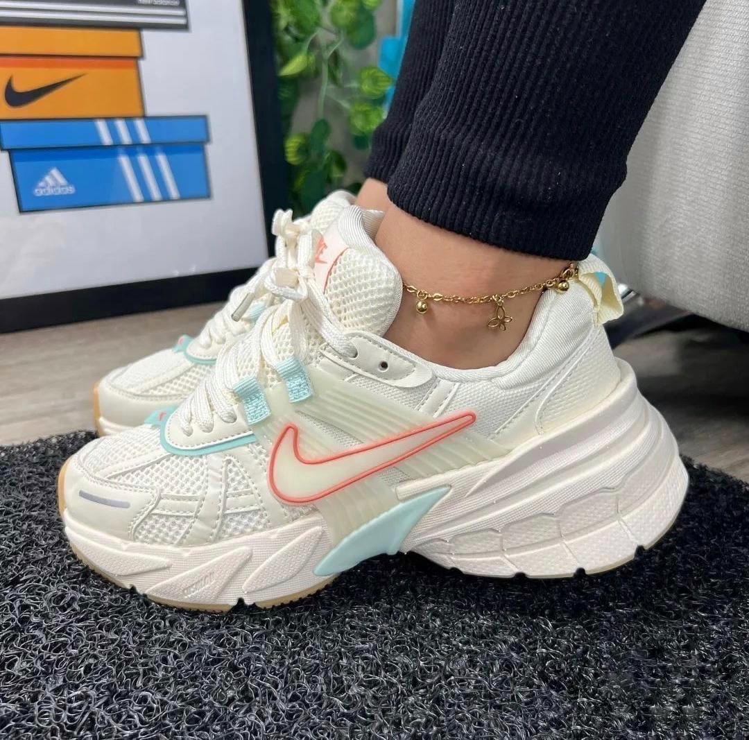 Tenis Nike V2K Femenino - Running con Diseño Retro-Futurista y Suela Antideslizante