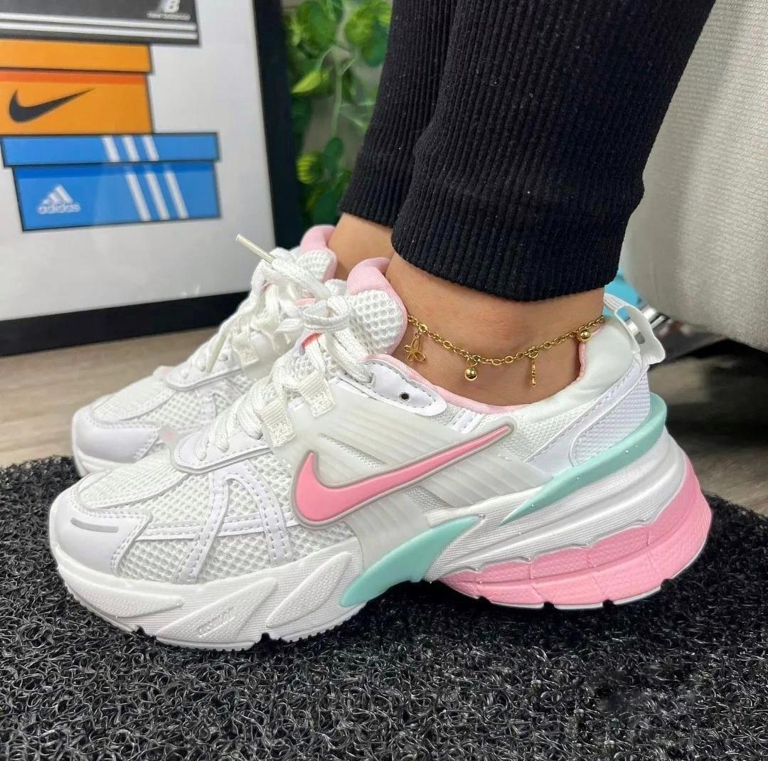Tenis Nike V2K Femenino - Running con Diseño Retro-Futurista y Suela Antideslizante