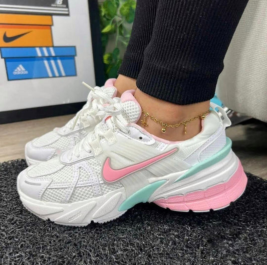 Tenis Nike V2K Femenino - Running con Diseño Retro-Futurista y Suela Antideslizante