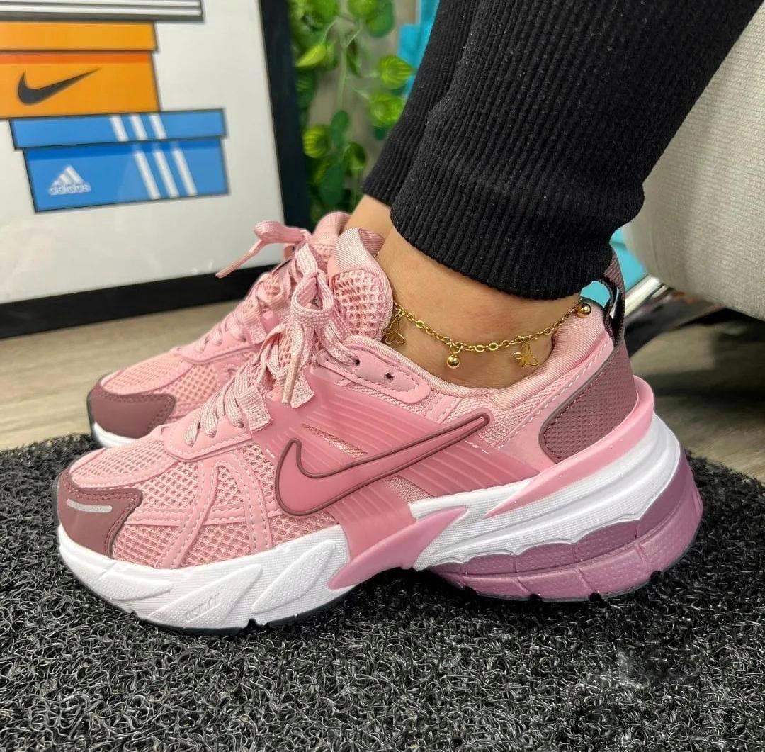 Tenis Nike V2K Femenino - Running con Diseño Retro-Futurista y Suela Antideslizante