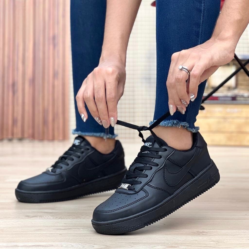 Tenis Nike Force One Clásico, Cuero Resistente y Estilo Atemporal