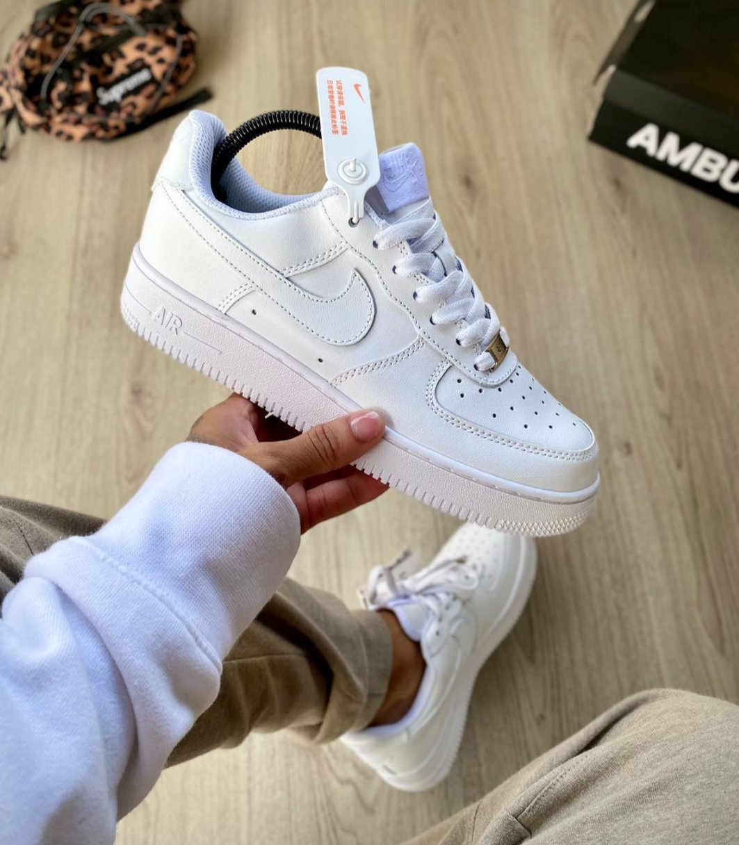 Tenis Nike Force One Clásico, Cuero Resistente y Estilo Atemporal
