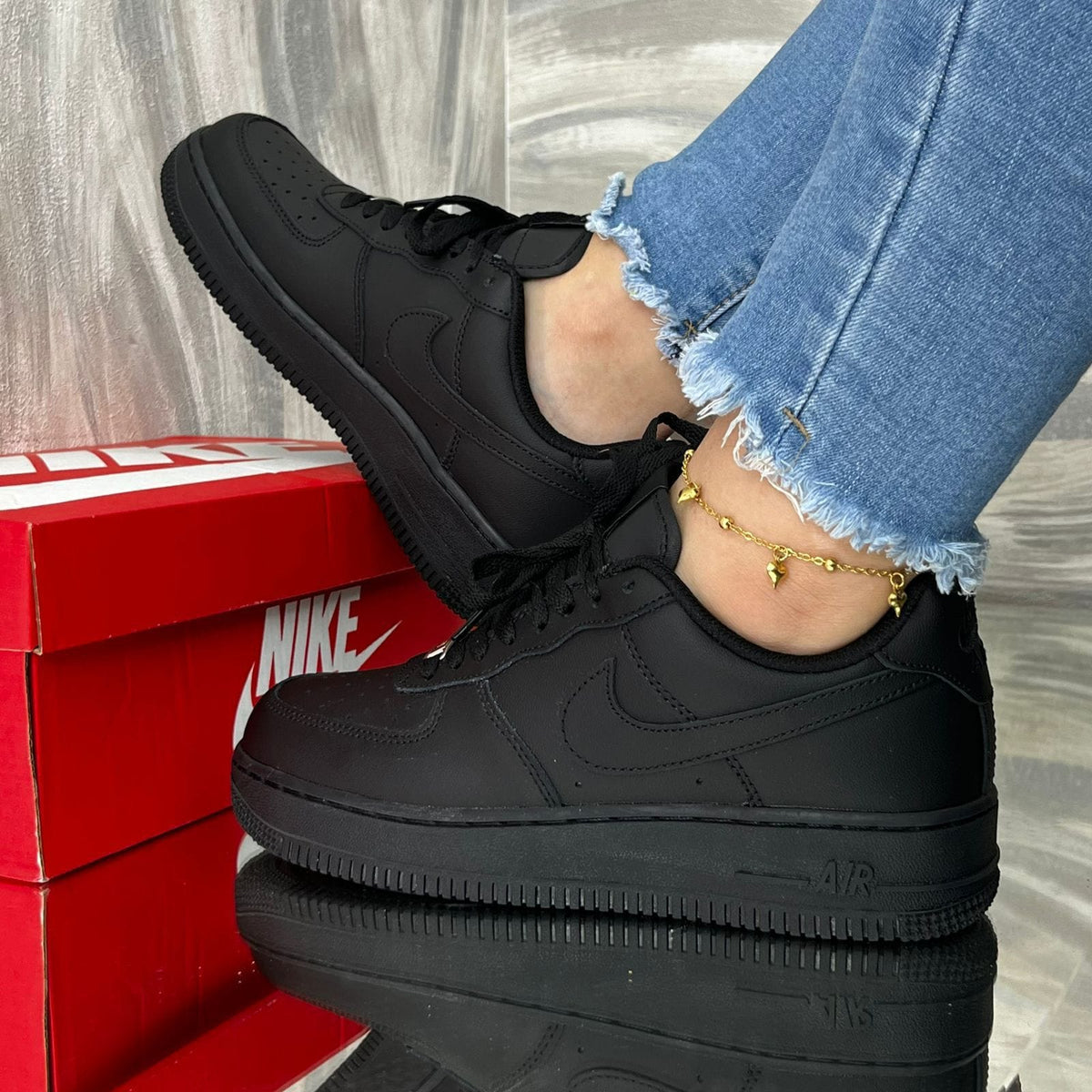 Tenis Nike Force One Clásico, Cuero Resistente y Estilo Atemporal