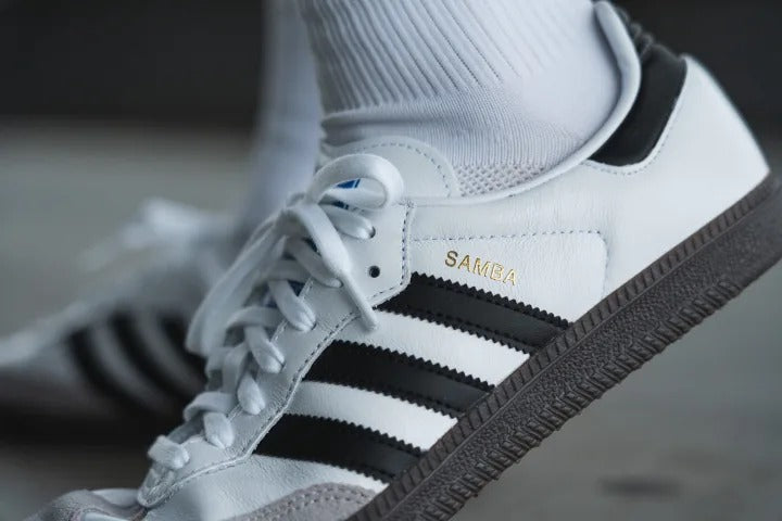ZAPATILLA ADIDAS SAMBA, Estilo Urbano Atemporal - Unisex Blanco y Negro